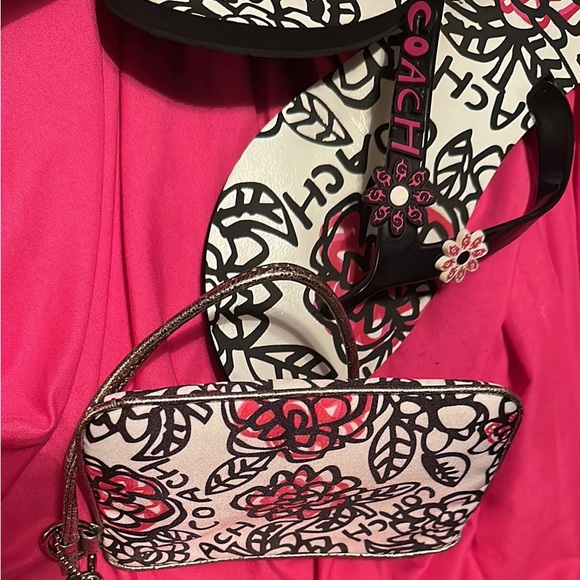 Coach Flops w/matching Wristlet in new condition. - Picture 8 of 8